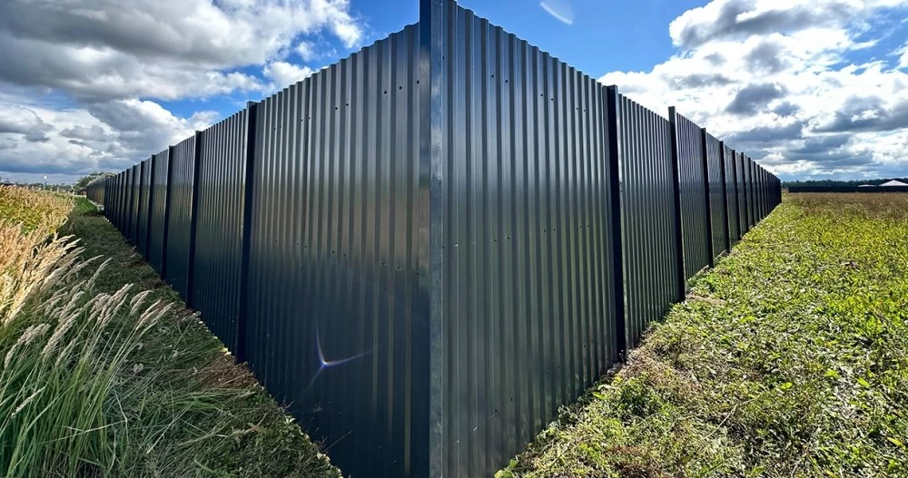 Новости о посёлке В поселке установлено фасадное ограждение