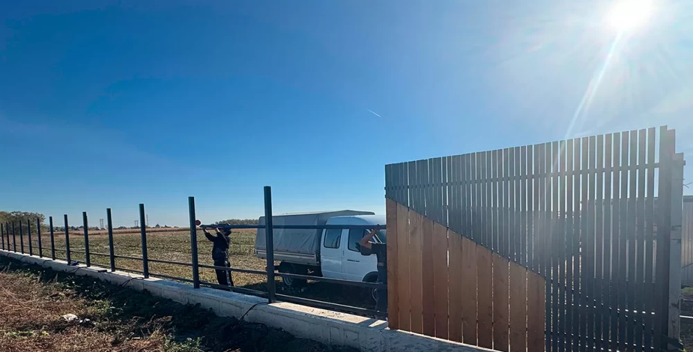 Новости о посёлке В поселке строится фасадное ограждение