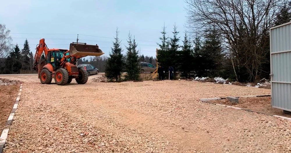 Новости о посёлке В поселке строят парковку и установили офис продаж