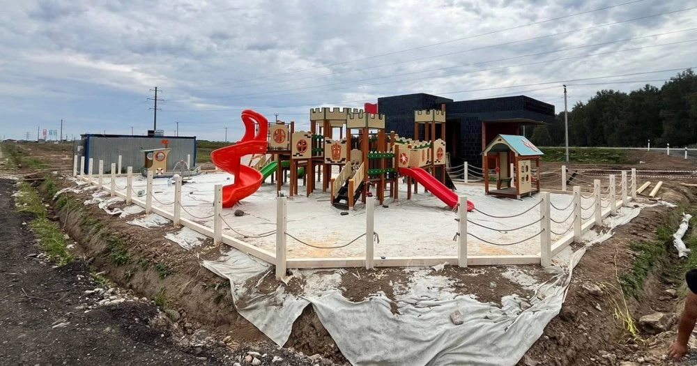 Новости о посёлке В поселке монтируют детскую площадку
