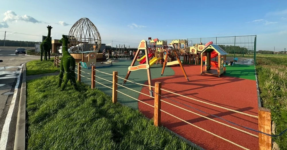 Новости о посёлке На детской площадке уложено прорезиненное покрытие