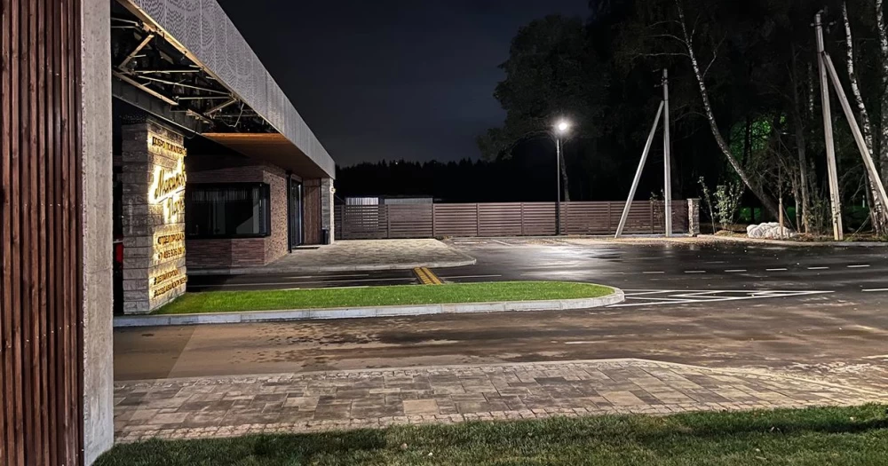 Новости о посёлке  Построена въездная группа