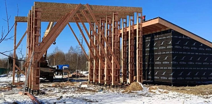 Новости о посёлке В поселке строят ограждение и въездную группу 