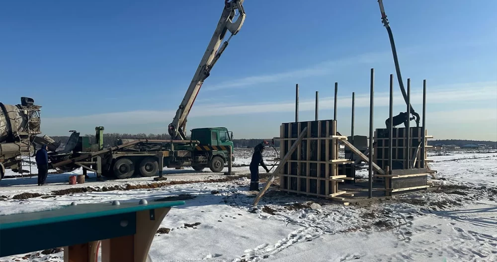 Новости о посёлке В Артемово начали строить беседку