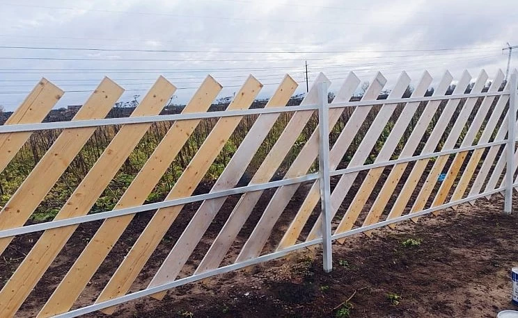 Новости о посёлке В поселке делают декоративное ограждение