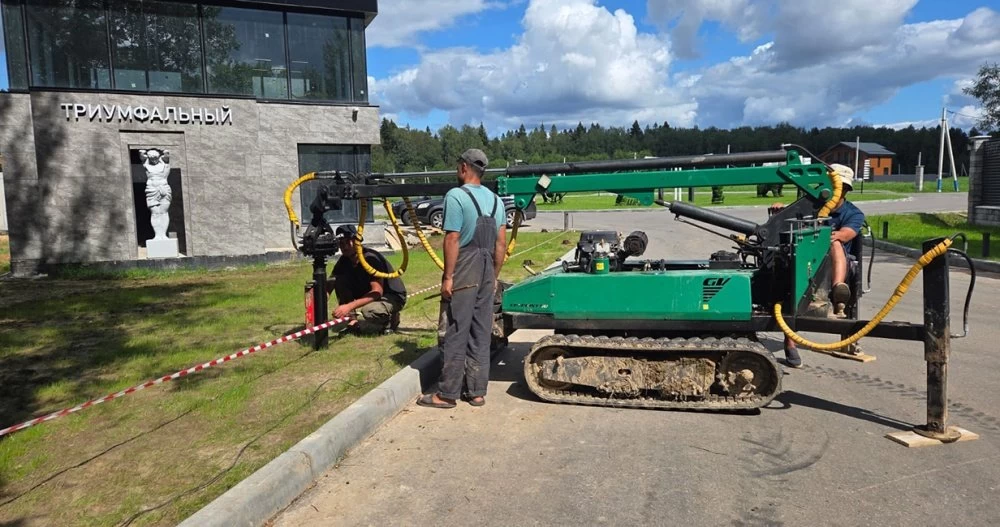 Новости о посёлке На въезде в поселок строится декоративное ограждение