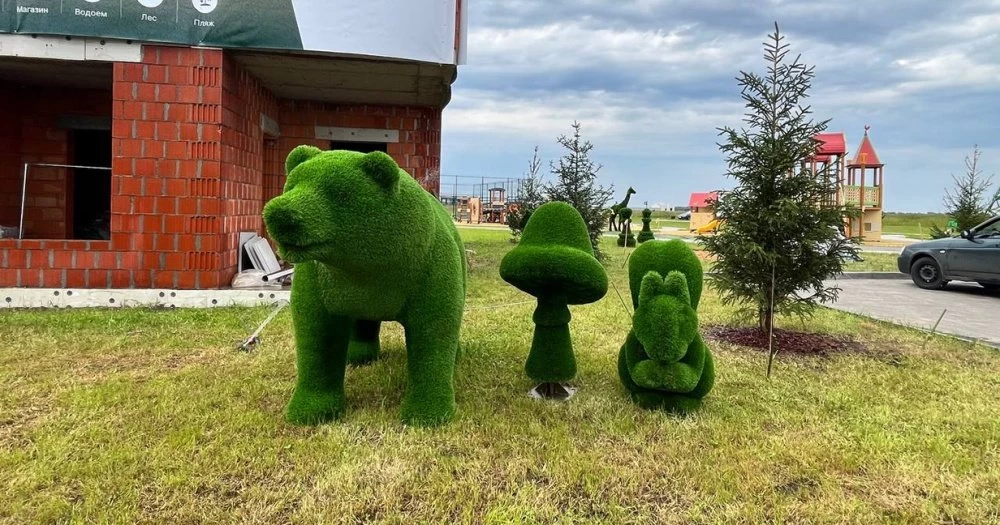 Новости о посёлке Общественные пространства поселка украсили топиарии