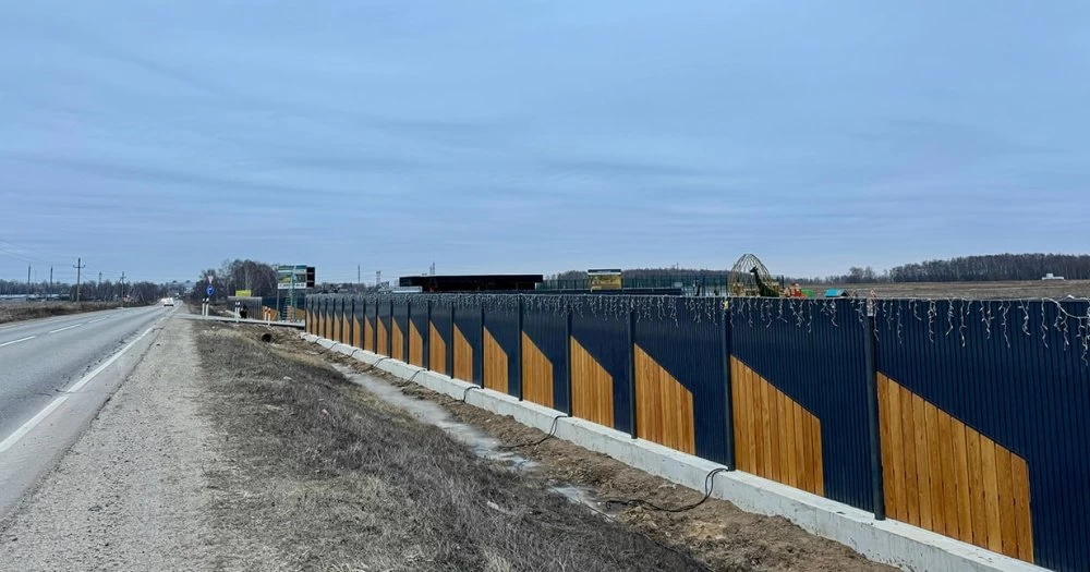 Новости о посёлке В поселке завершен монтаж фасадного ограждения