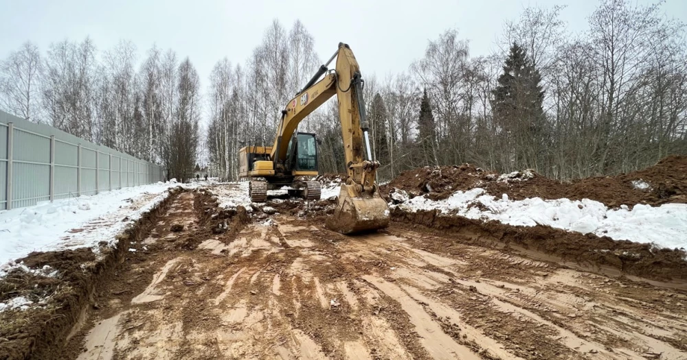 Новости о посёлке Параллельно с ограждением начали строить и дороги